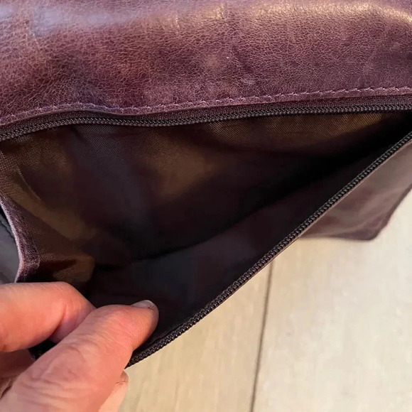 DANIER Leather  Crossbody Bag - Picture 9 of 10